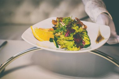Masanın üzerine salata ile plaka