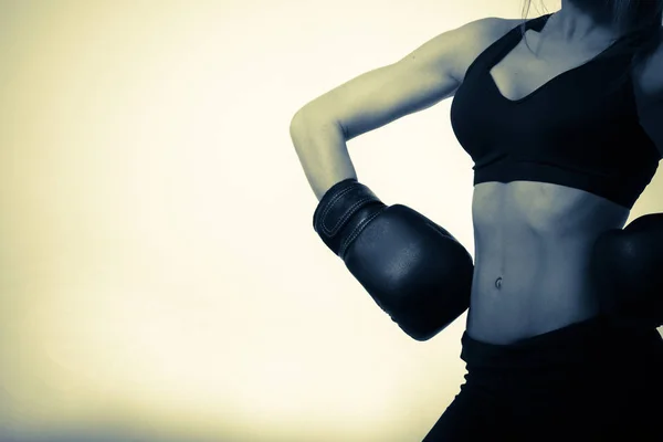 Menina em luvas de boxe no estúdio — Fotografia de Stock