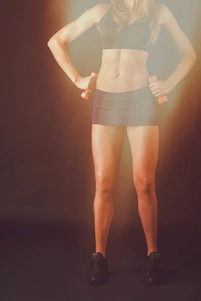 Girl bodybuilder with dumbbells shine — Stock Photo, Image