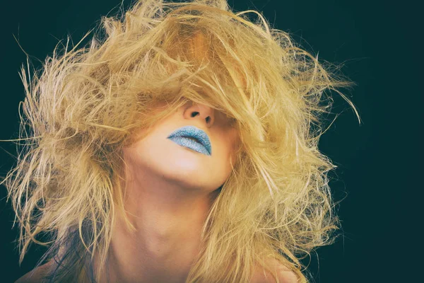 Mavi dudaklı sarışın — Stok fotoğraf