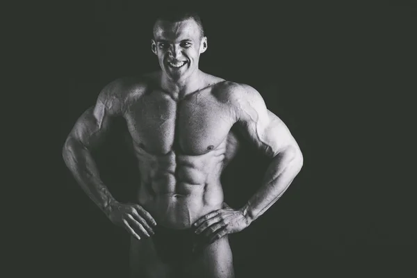 Bodybuilder på svart — Stockfoto