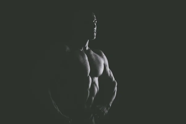 Bodybuilder sur noir — Photo