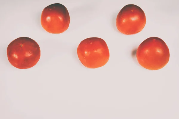白地に美しい、ジューシーな有機トマト — ストック写真