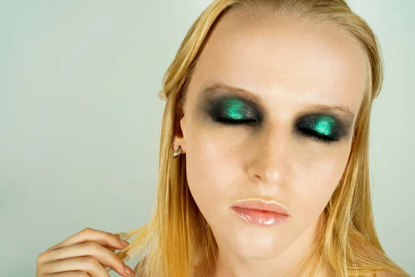 Makeup with green shadows — Stock Photo, Image