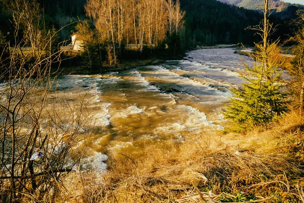 Hermoso río de montaña, fabuloso paisaje — Foto de Stock