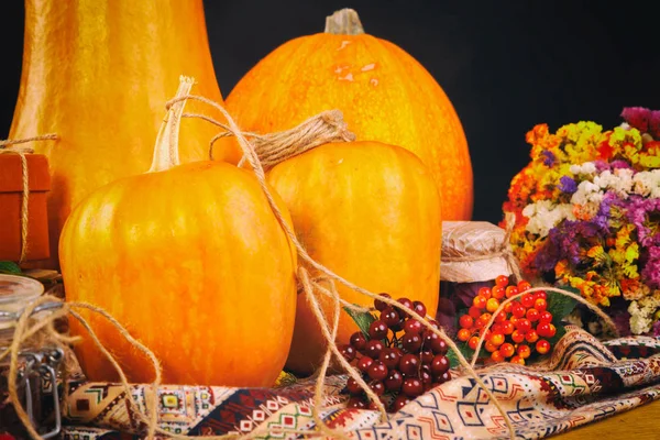 Vendemmia autunnale: zucche, girasoli, viburno, fiori — Foto Stock