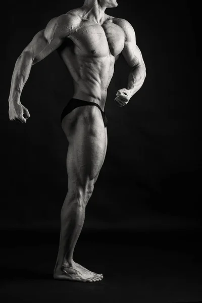 Männchen zeigt Muskeln — Stockfoto