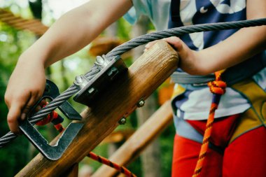 Halat Parkı çocuk tırmanıyor