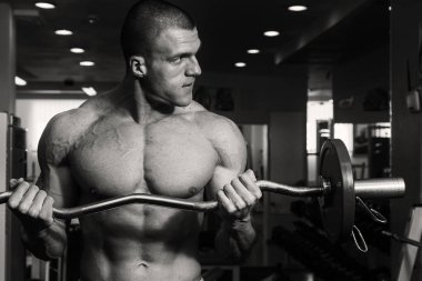 spor olarak güçlü bir adam