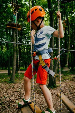 Aktif çocuk eğlence. İp park tırmanma