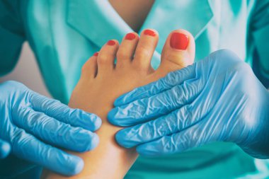 Usta ayak masajı yapıyor.