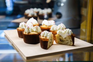 bir tepsi üzerinde pek çok güzel pastalar