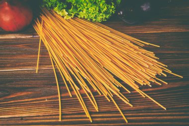 Spagetti ve sebze ahşap arka plan üzerinde