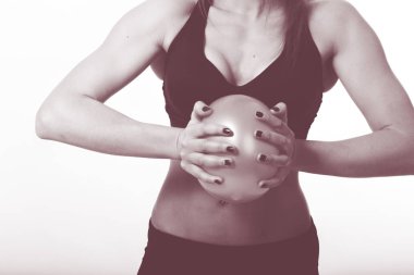 bir top ile spor yapan kadın