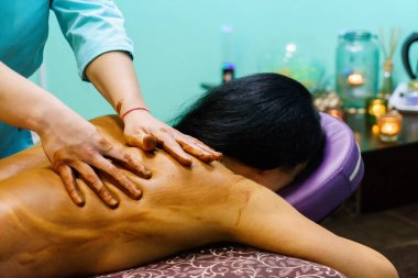 Spa'da masaj tedavisi