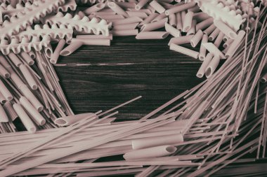 Ahşap arka planda farklı türde makarna.