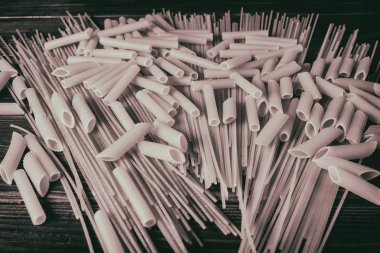 Ahşap arka planda farklı türde makarna.