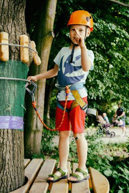 Çocuk bir kolye park tırmanıyor