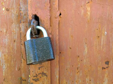 eski kapıyı kilitle