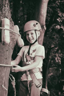 Çocuk bir kolye park tırmanıyor