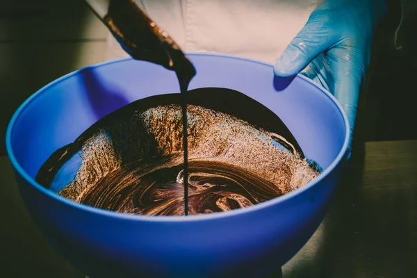 Çikolata sır karıştırma. Yemek kek — Stok fotoğraf
