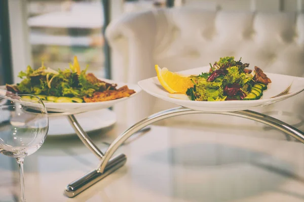 Placa con ensalada en la mesa — Foto de Stock