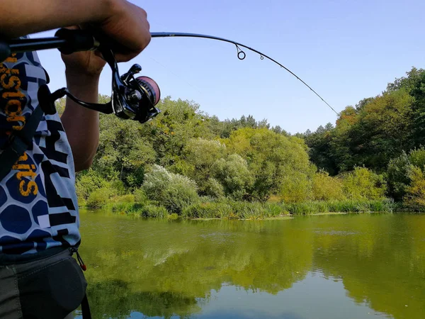 O pescador está pescando no lago no verão — Fotografia de Stock