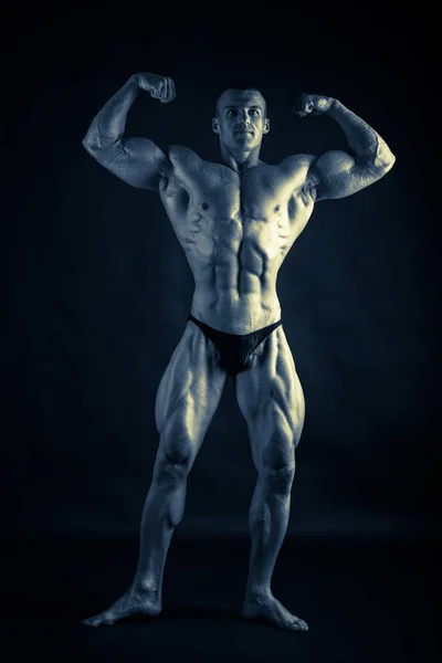 Bodybuilder op zwart — Stockfoto