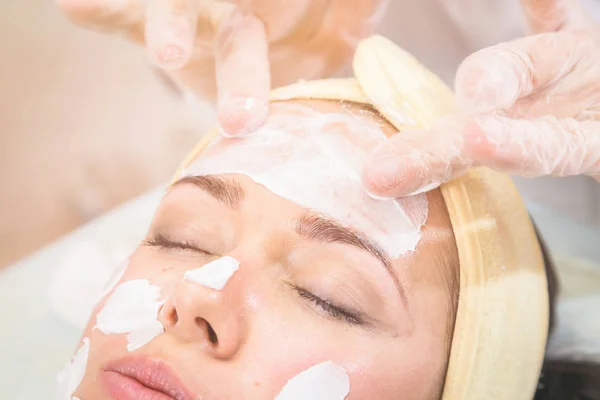 Masking on the face in the salon — Stock Photo, Image