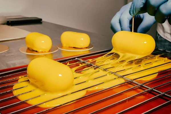 Sarı hamur işleri hazırlanması — Stok fotoğraf