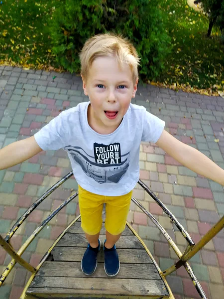 Chlapec jede na houpačce — Stock fotografie