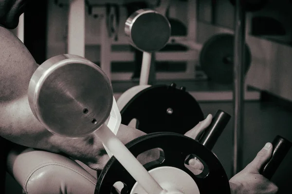 Deportista en el aparato de gimnasio — Foto de Stock