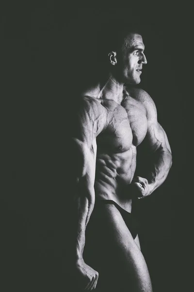 Männchen zeigt Muskeln — Stockfoto