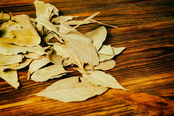 Lorbeerblatt auf einem hölzernen Hintergrund — Stockfoto