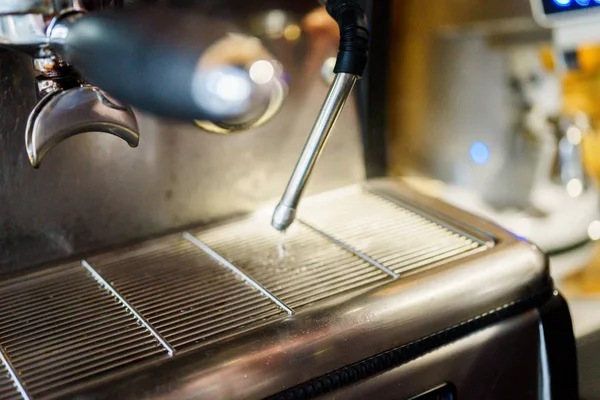 Fare il caffè nella macchina del caffè — Foto Stock