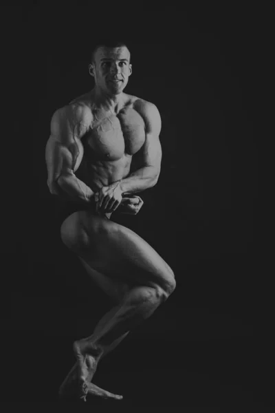 Siyah arka plan üzerinde vücut geliştirmeci — Stok fotoğraf