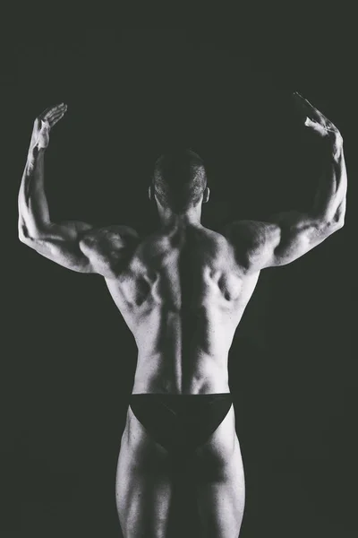 Bodybuilder sur noir — Photo