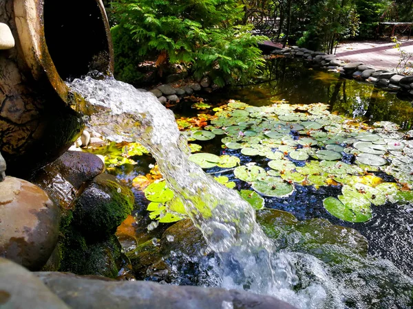 Cascada de un jarrón viejo — Foto de Stock