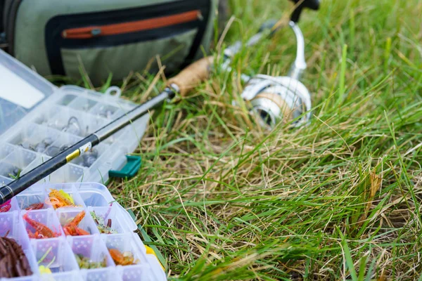 Il pescatore pesca sul lago — Foto Stock