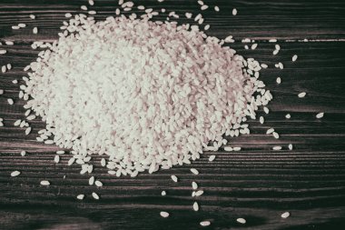 ahşap bir masa üzerinde pirinç