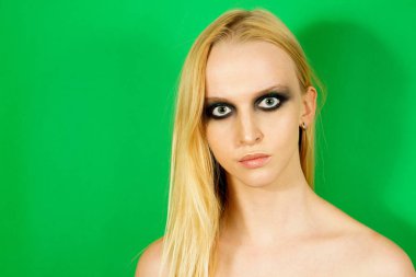 Makyaj yeşil gölgeler ile