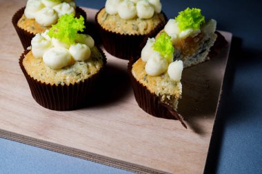 peynir ve salata ile cupcakes