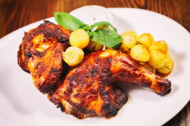 et ile kızarmış genç patates