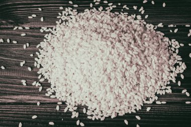 ahşap bir arka plan üzerinde pirinç