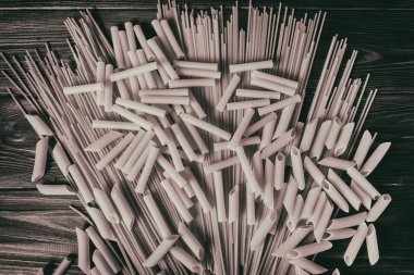 Ahşap arka planda farklı türde makarna.