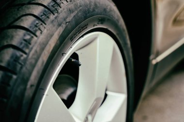 Açık kemerli ve arabanın tekerlekleri