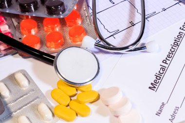 tıbbi cihazlar: tabletler, boş, stetoskop