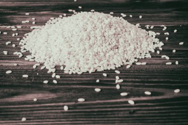 ahşap bir arka plan üzerinde pirinç