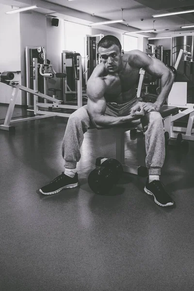 Cool bodybuilder i gymmet — Stockfoto