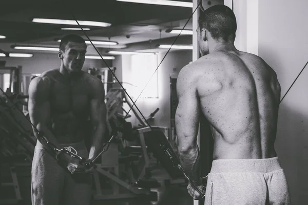 Cool bodybuilder in de sportschool — Stockfoto
